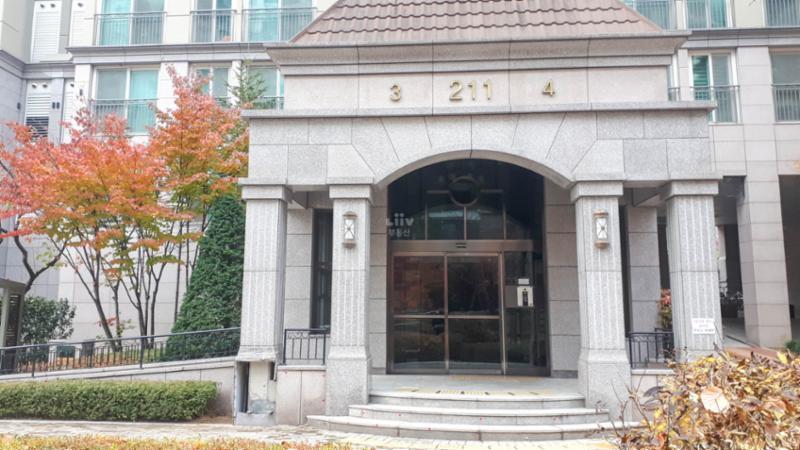 고급스러운 디자인의 공용현관 입구에요