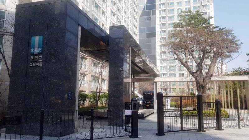 단지의 이미지를 높여주고 아파트 가치를 드높여 주는 멋스러운 대형 문주가 마련된 정문 이에요