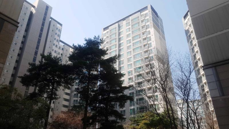 래미안그레이튼3차 아파트의 깔끔하고 세련된 전경 사진이에요