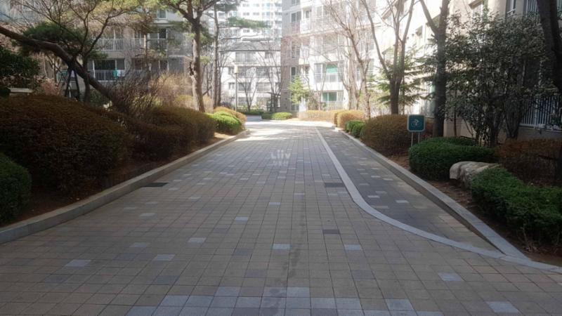 단지 내에 위치한 보행로이구요~ 단지 안으로 차량 출입이 불가능 하고 녹지공간과 어우러져 있으며, 각각의 위치에 커뮤니티 시설이 위치해 있어 좋아요