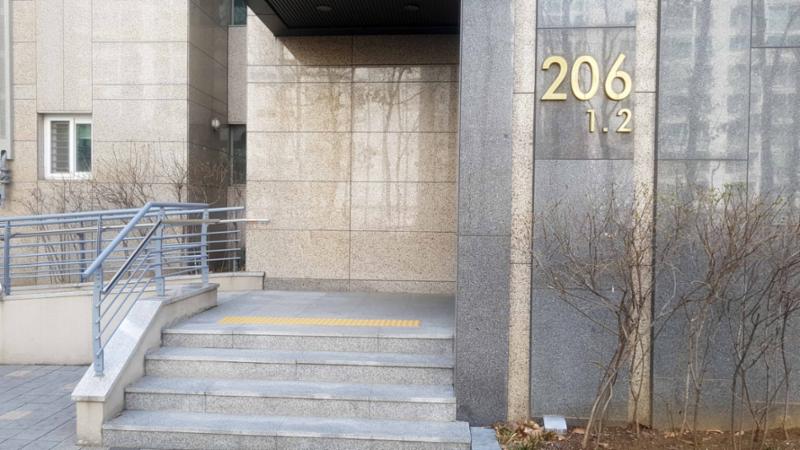고급스러운 디자인의 공용현관 입구이에요