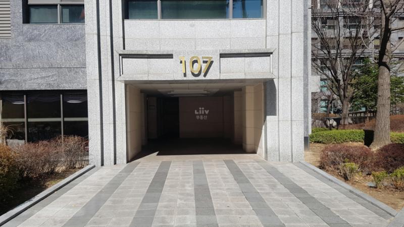 아파트 이름과 동, 호수가 대리석 위에 고급스럽게 새겨진 공용현관이에요