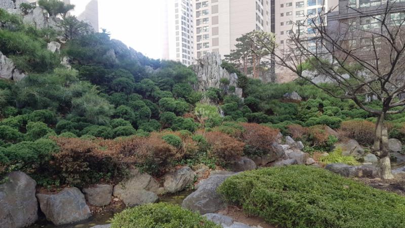 단지 곳곳에 잘 관리된 화단과 다양한 조형물이 갖춰져 있어 보는 재미가 있는 단지전경이에요