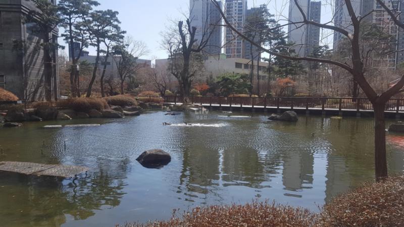 단지를 따라 걸으며 자연을 느낄 수 있는 쾌적한 단지 내 산책로에요