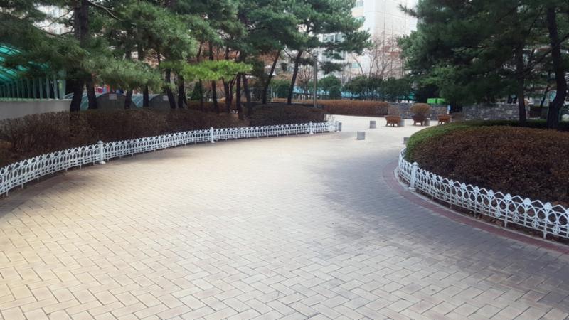 차량이 다니지 않는 안전한 단지내 도로에요