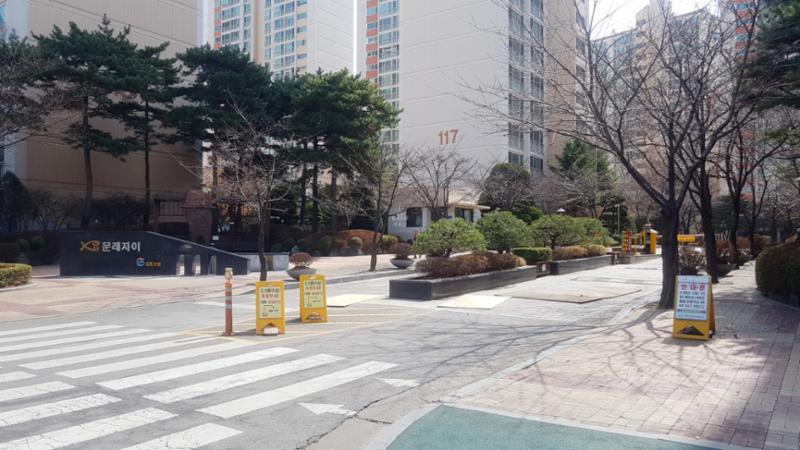 외부차량의 출입을 제한하는 차량출입기가 설치되어 있는 문래자이 정문입구에요