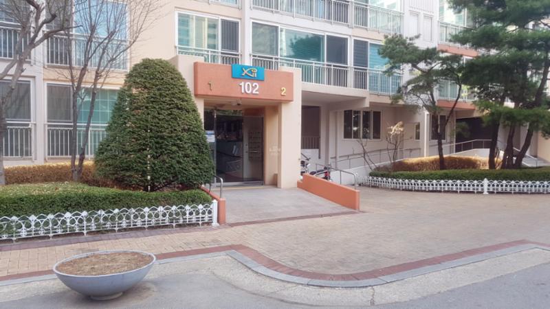 계단이 없이 출입할 수 있는 102동 현관이에요