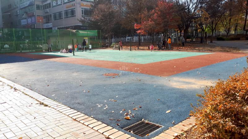 단지 내 넉넉한 공간의 공터가 있어 간단한 맨손체조와 운동을 즐길 수 있어요