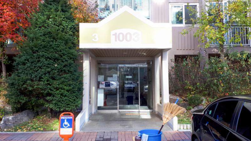진안골마을주공10단지의 1003동 1층 공용현관 입구에요