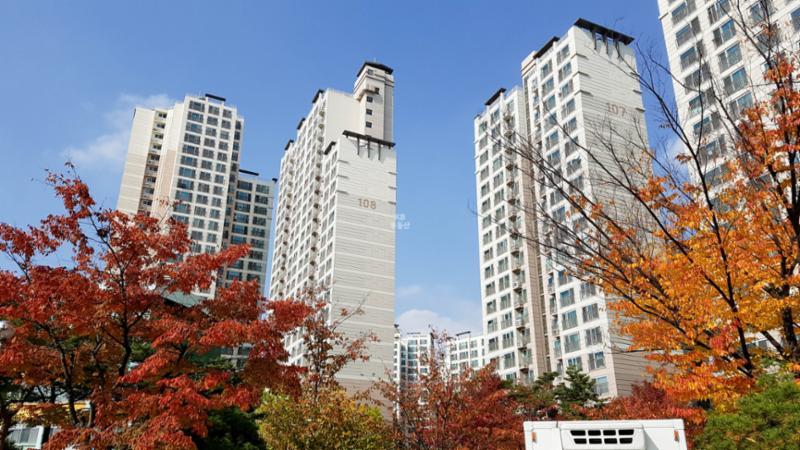 차별화된 디자인과 생동감 넘치는 색감으로 꾸며진 석수아이파크 전경이에요