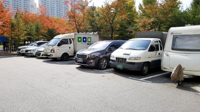 석수아이파크 단지 내 지상주차장이에요