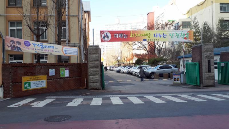 단지와 인접한 곳에 안양고등학교가 위치해있어 대중교통을 이용하지 않고도 편안하게 통학이 가능한 거리로 학생들은 편리하게 다닐수 있어서 좋습니다
