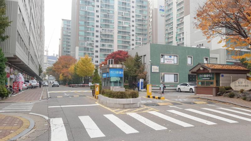 단지 정문이에요