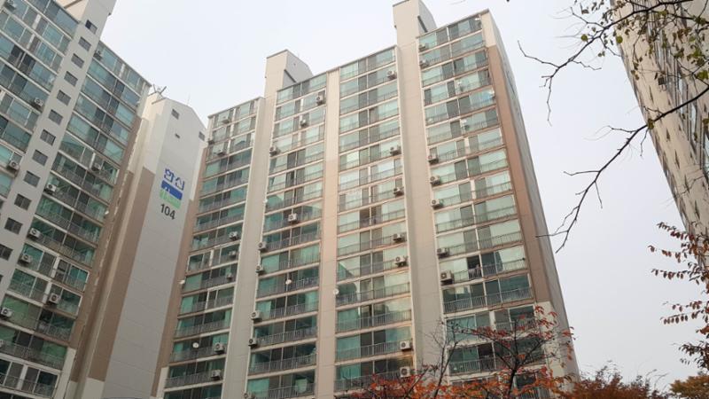 깔끔함이 돋보이는 단지 전경 사진이에요