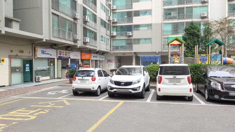 현관과 바로 연결되는 지상 주차장이에요