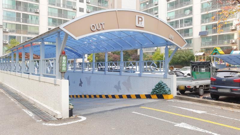 단지 내 주차장 출입구이구요