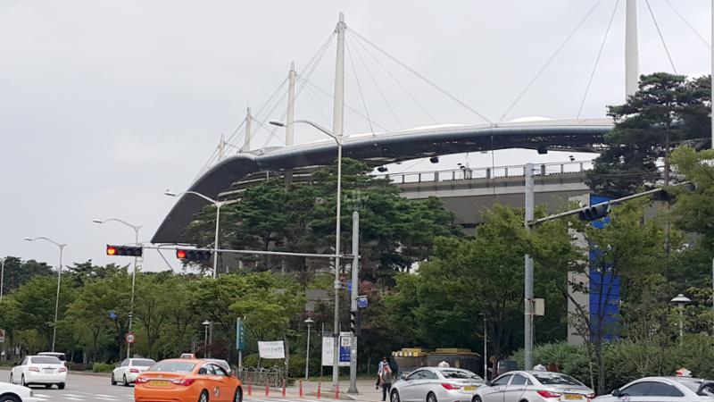 상암카이저팰리스클래식 아파트 단지 주변 상암월드컵 경기장입니다