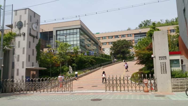 1967년도에 개교해 전통을 가진 홍익대학교사범대학부속여자고등학교가 거리가 가까워 아이들의 통학이 편리하며, 주위에 유해시설이 없어 안전한 교육환경이 조성되어 있습니다