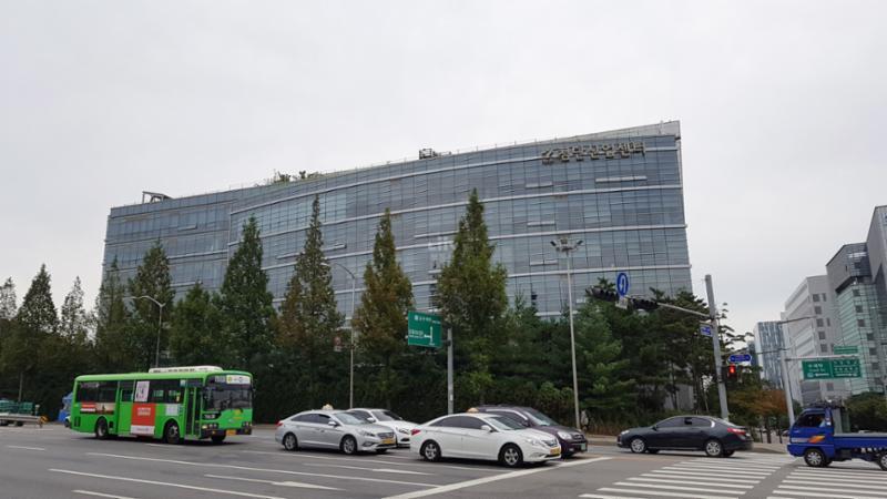 다양한 기업들이 입주한 첨단산업센터가 인접해 있습니다