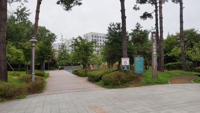단지 근처에 공원시설이 위치하고 있어 자동차를 이용하지 않고 도보를 이용하여 주말에 가족들과 나들이 가기에 좋을것 같습니다