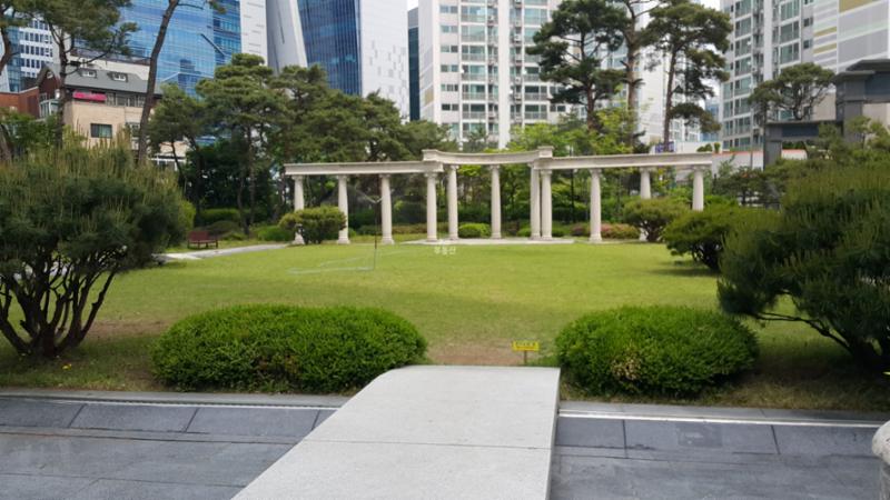 상암카이저팰리스클래식의 자연 친화적으로 꾸며진 단지 내 조경이에요