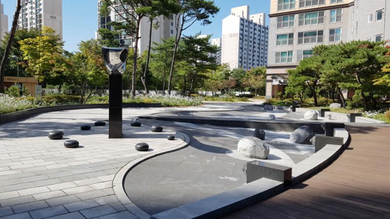 단지 중앙에는 분수시설과 수변시설, 다양한 조형물, 조경이 조화롭게 꾸며져 있습니다