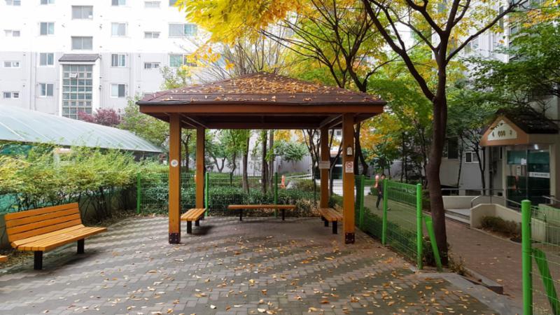 아파트 단지 내 쉼터이구요