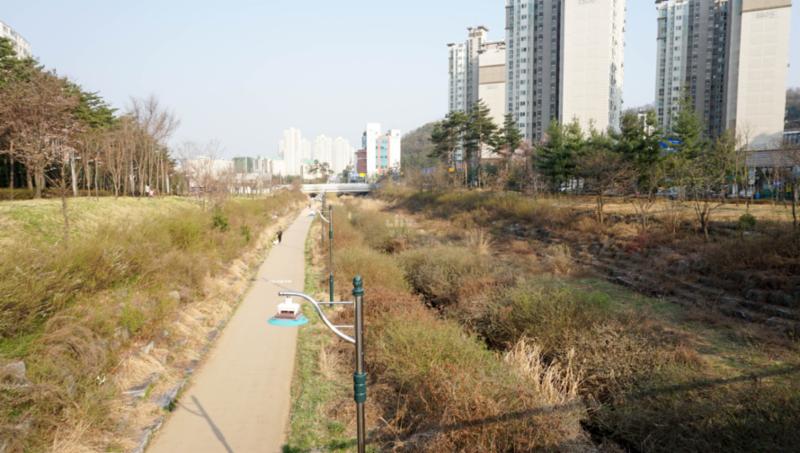 단지 주변으로 운중천이 위치해 있습니다