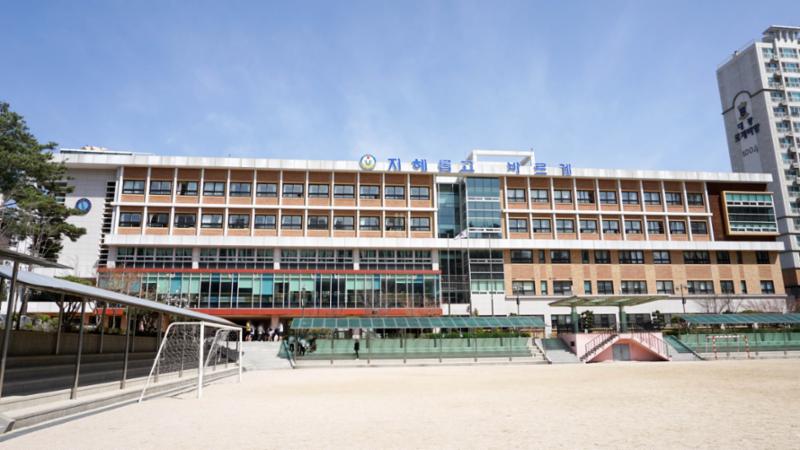 단지 주변에 학교가 위치하여 있습니다