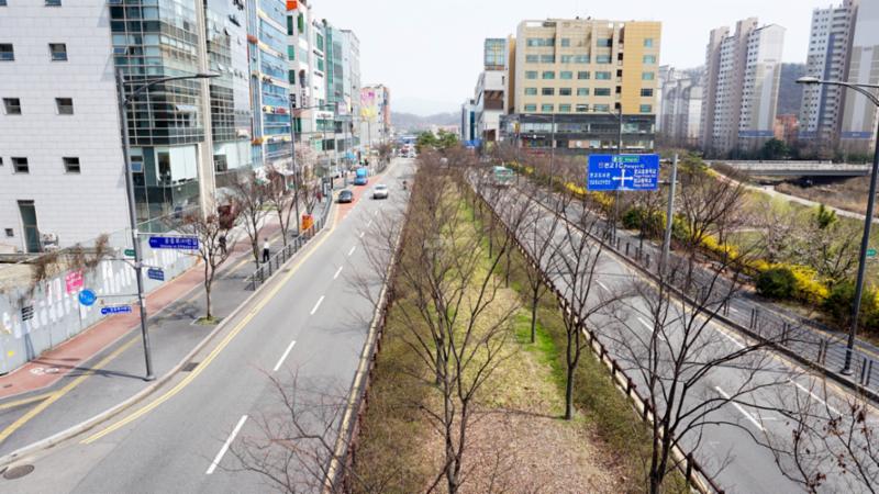 단지 인근에 위치한 왕복 4차선의 도로입니다
