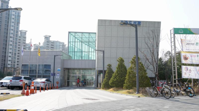 단지 주변에 위치한 운중도서관입니다