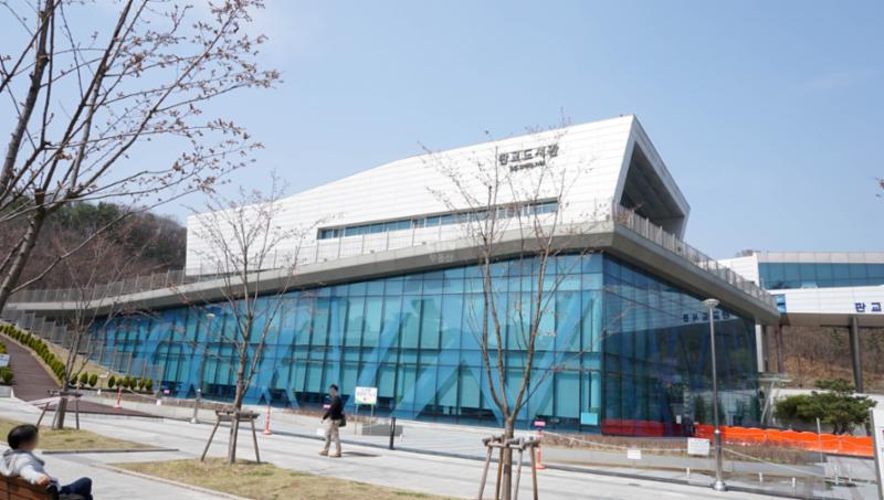 단지 주변에 위치한 판교도서관입니다