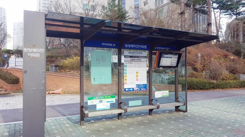 단지와 인접한 원당래미안 버스정류장 입니다