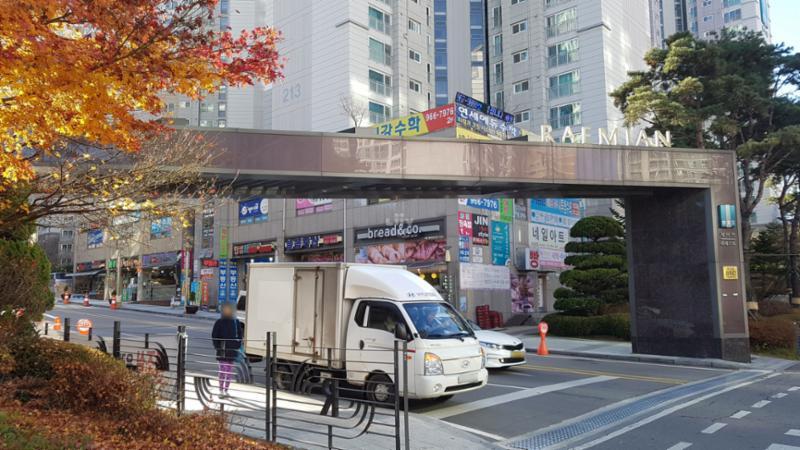 대리석으로 깔끔하게 시공된 정문 입구 모습이에요