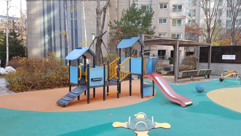 안전 바닥재 사용으로 아이들이 더 안전하게 뛰어놀 수 있고 먼지 없는 쾌적한 놀이터이에요