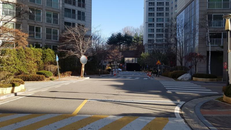 차도와 보행로가 나누어져 있어 안전하게 다닐 수 있어요