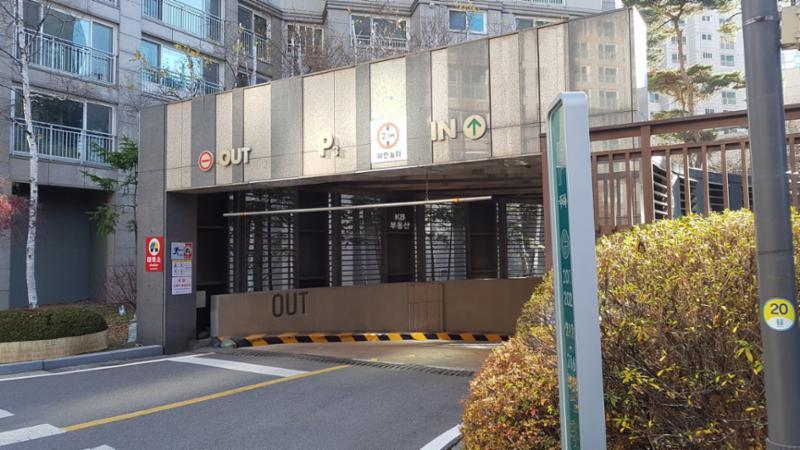 래미안휴레스트 지하주차장 입구에요