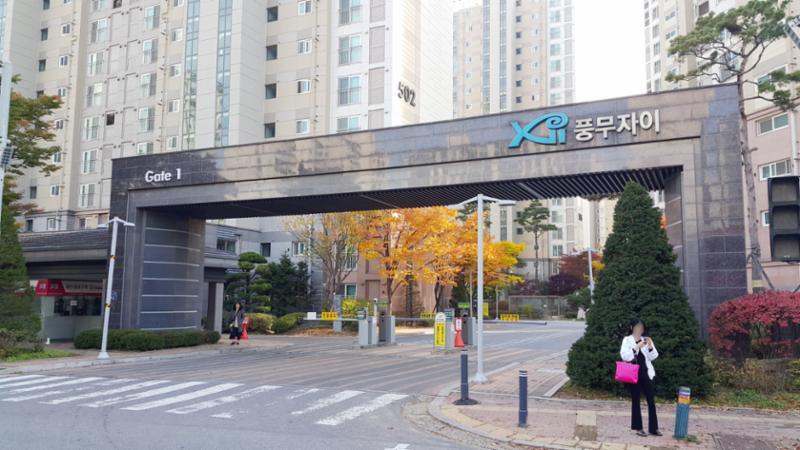 멋스러운 문주가 돋보이는 단지 정문이에요
