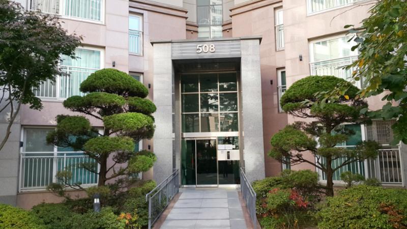 단지 내 508동의 1층 공용현관이에요