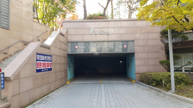 엘리베이터가 연결되어 있어 계절과 상관없이 편리한 주차가 가능한 주차장이 설치되어 있어요