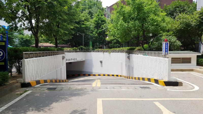 단지 내 주차장 출입구이구요