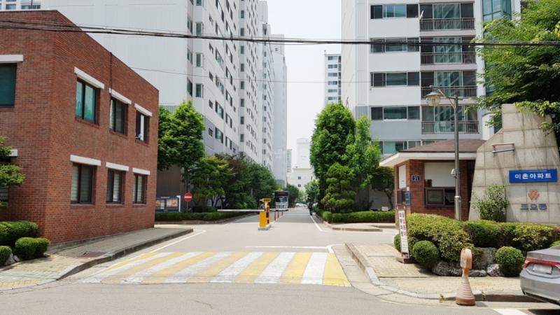 이촌코오롱단지 정문이에요