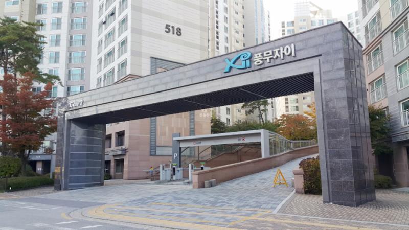 대리석으로 깔끔하게 시공된 정문 입구 모습이에요