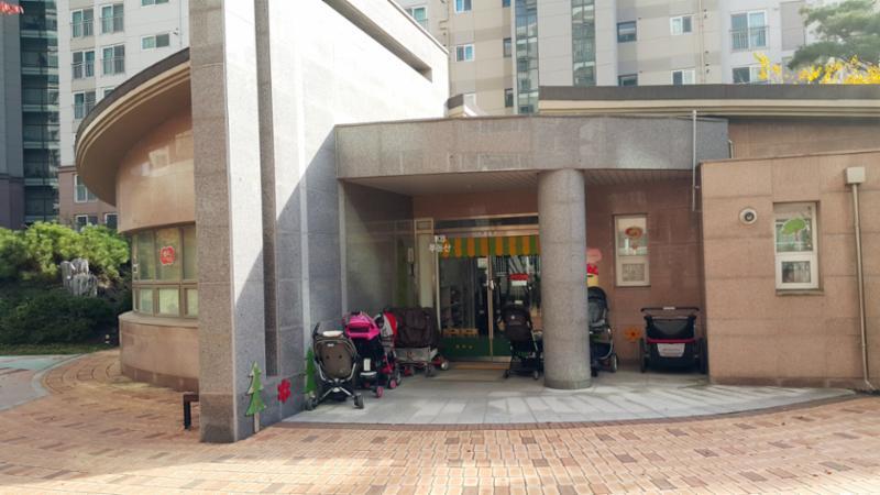 단지 입구와 근접한 위치에 마련된 어린이집이에요
