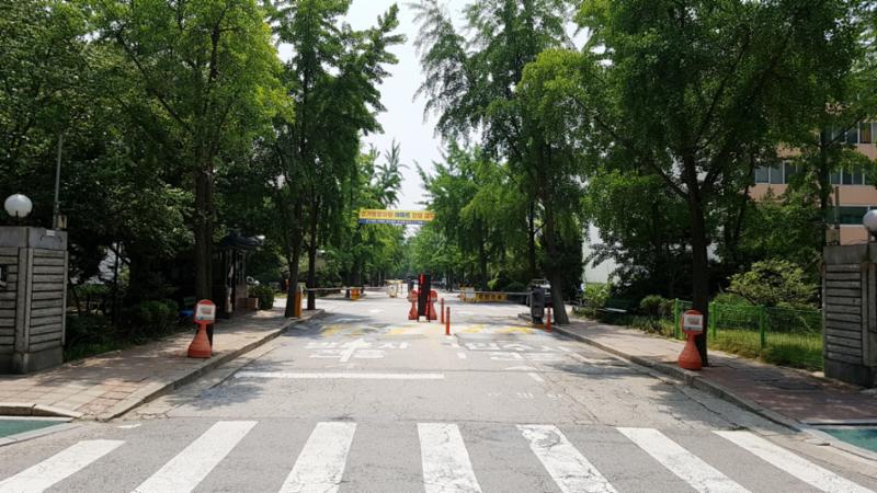 한강맨션 단지 정문입니다