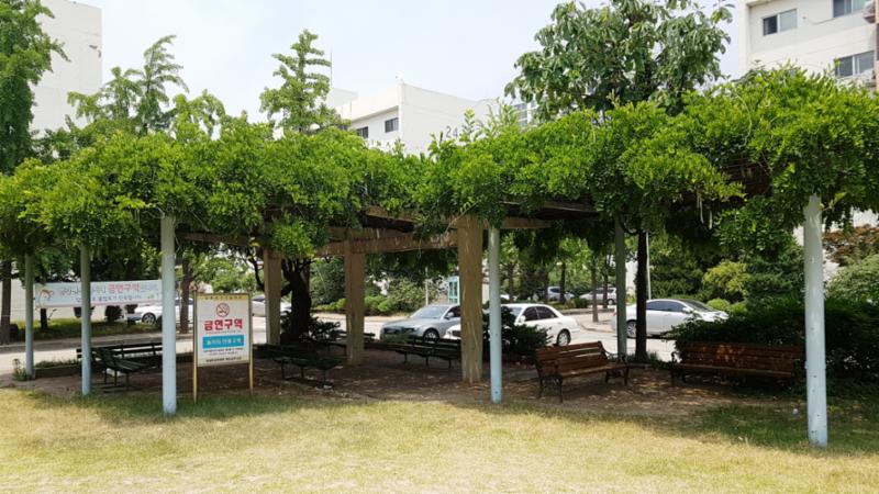 한강맨션 단지 내에 설치되어 있는 휴게시설이에요