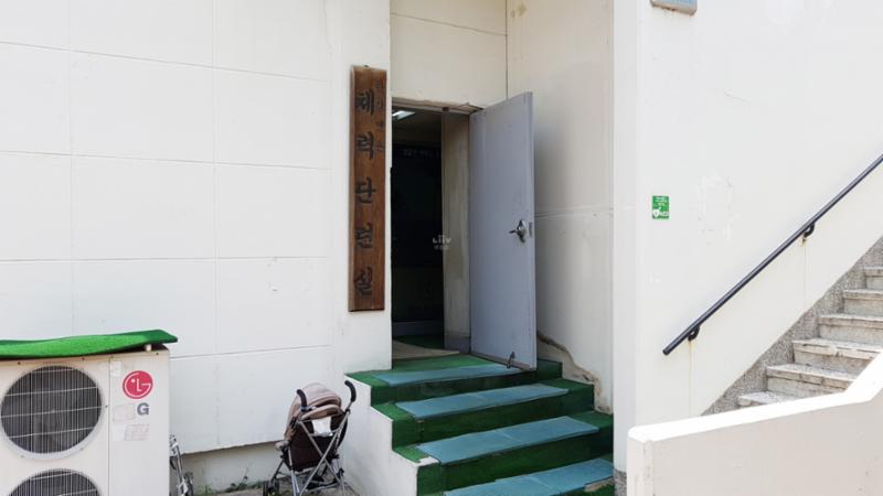 체력 단련이 가능하도록 다양한 운동기구가 설치된 단지 내 체력 단련실이에요