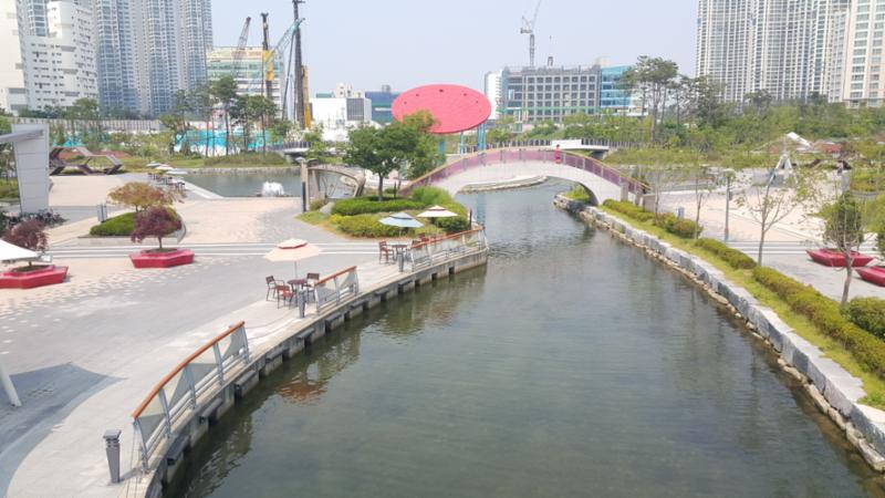 수변공원인 커널웨이가 있습니다