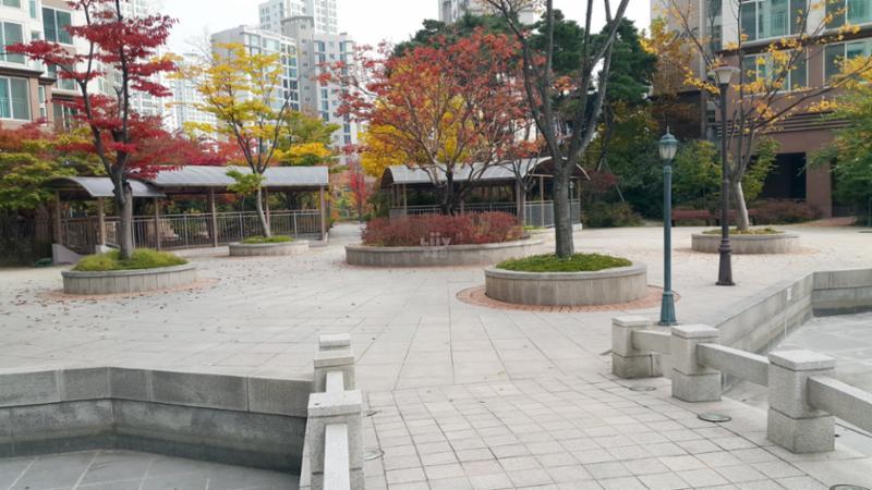 자연 친화적인 공간으로 꾸며진 단지 내 공원이에요