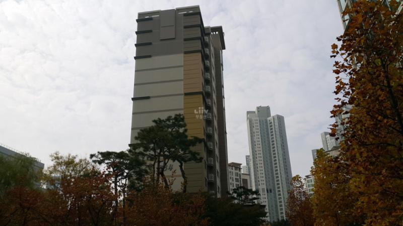 중흥s-클래스2단지 전경이에요 총 1,166세대 총18개동 최고20층로 이루어진 단지이에요